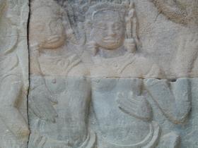 Zwei Apsaras